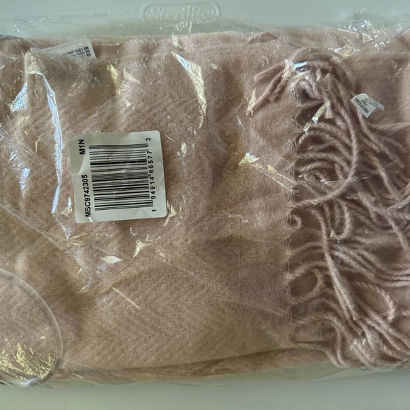 Macys Winter Scarf NWT - Picture 1 of 3